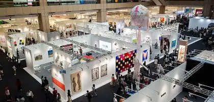 企業イベント会場の展示ブース風景
