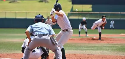 野球の試合中に塁上で選手がプレーする様子