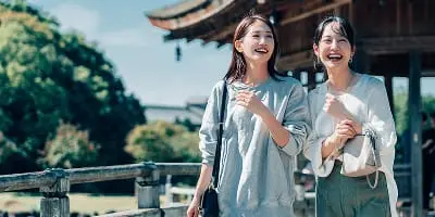 観光地で記念撮影する旅行客